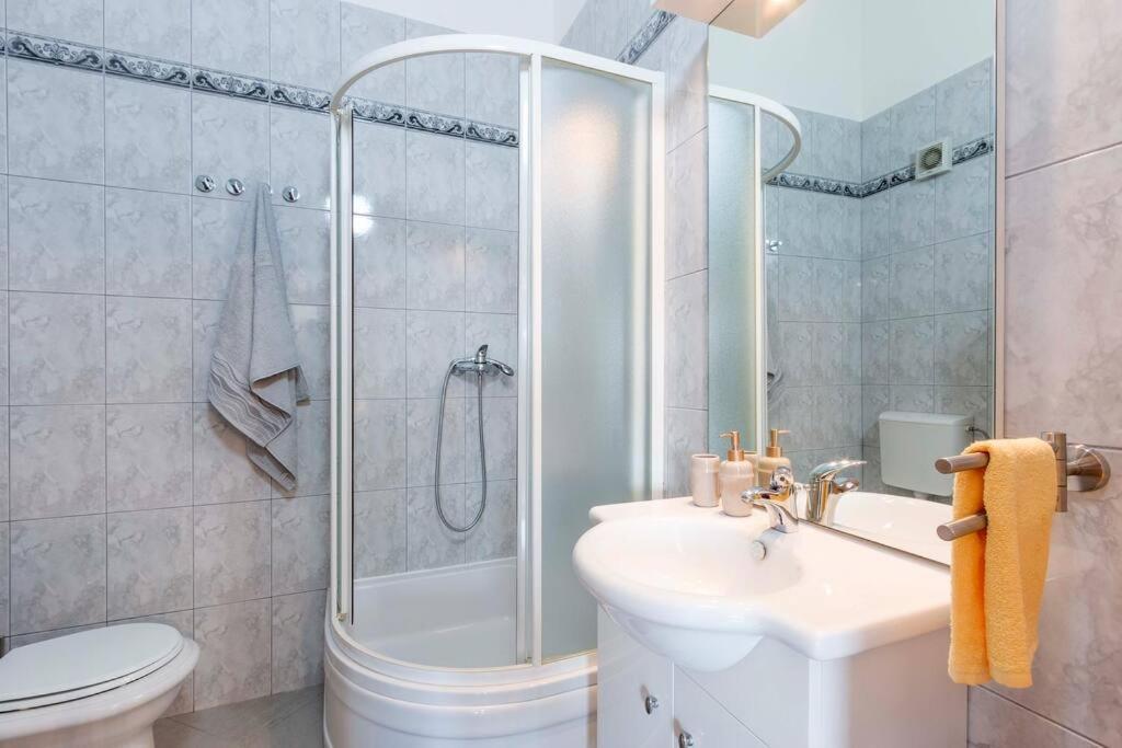 Cozy Apartment With Private Parking Medulin Bagian luar foto